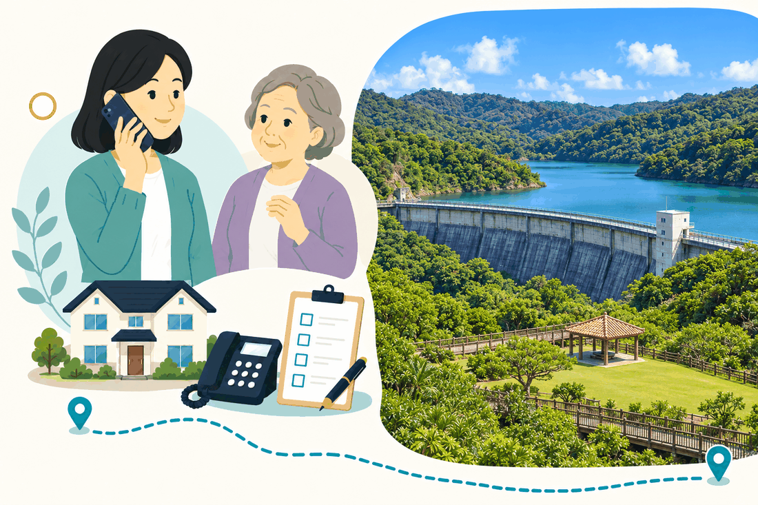 電話で話す娘と母、家・電話機・チェックリストのイラストの右に、緑の山あいの青い水をたたえたダム湖と、湖畔の芝生の広場の写真を重ねた、宜野座村の案内イラスト