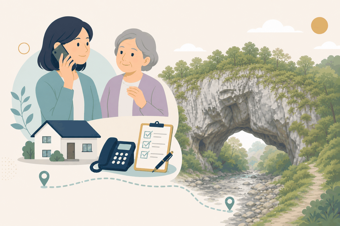 離れて暮らす娘が電話をかけ、そばに親がいる。手前に家、固定電話、確認表。奥に、帝釈峡の雄橋。石灰岩の分厚い天然の岩が谷をまたぎ、その上に木が生えている。下を浅い帝釈川が流れ、河原に丸い石が並ぶ